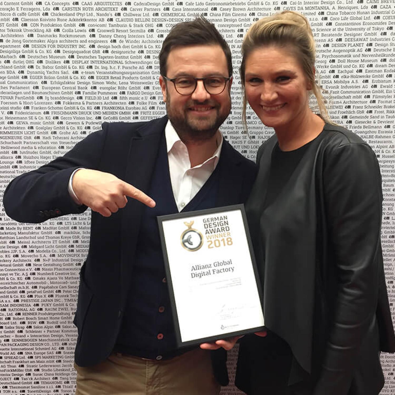 Dina Andersen und Sven Bietau nehmen German Design Award für die Allianz Global Digital Factory entgegen