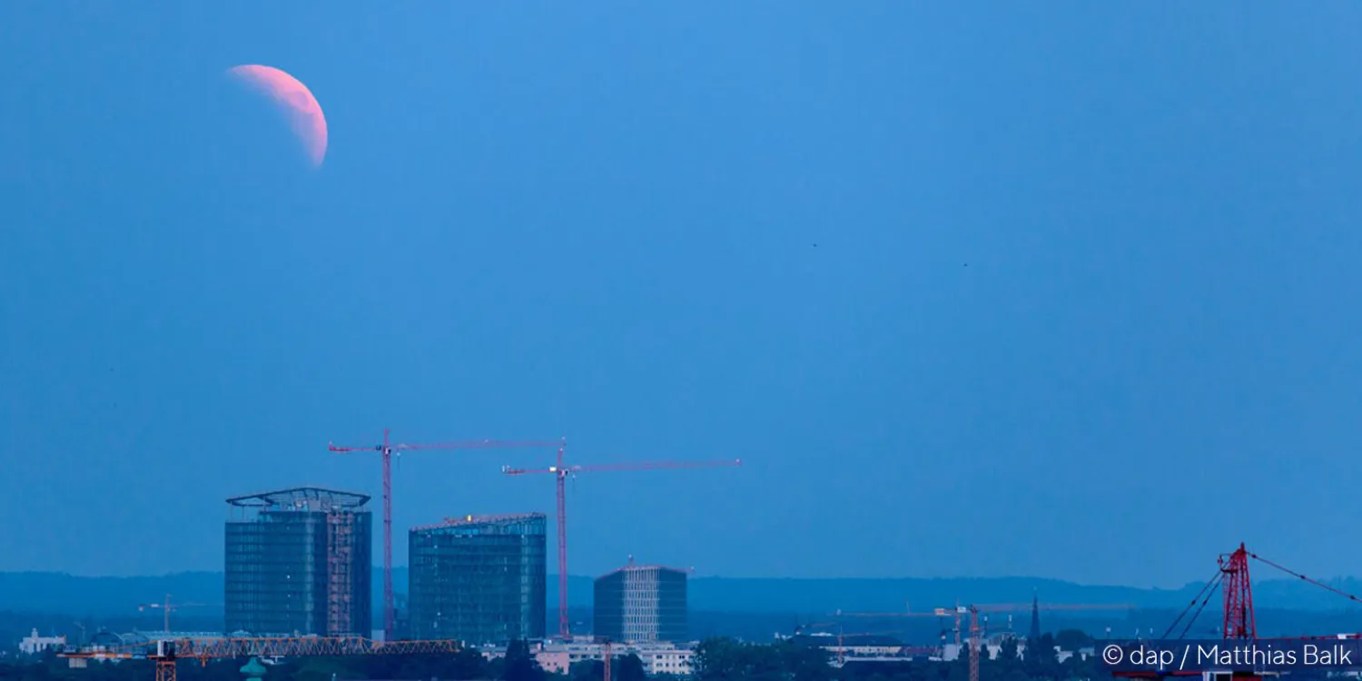 Der Blutmond über den im Bau befindlichen Bavaria Towers, Bayern Projekt – Interior-Konzepte und Unterstützung der Vermarktung der Bavaria Towers durch CSMM