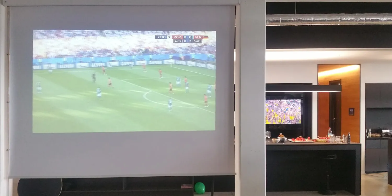 Dank Leinwand und integriertem Monitor lassen sich bei CSMM zwei Fußball-WM-Spiele gleichzeitig verfolgen