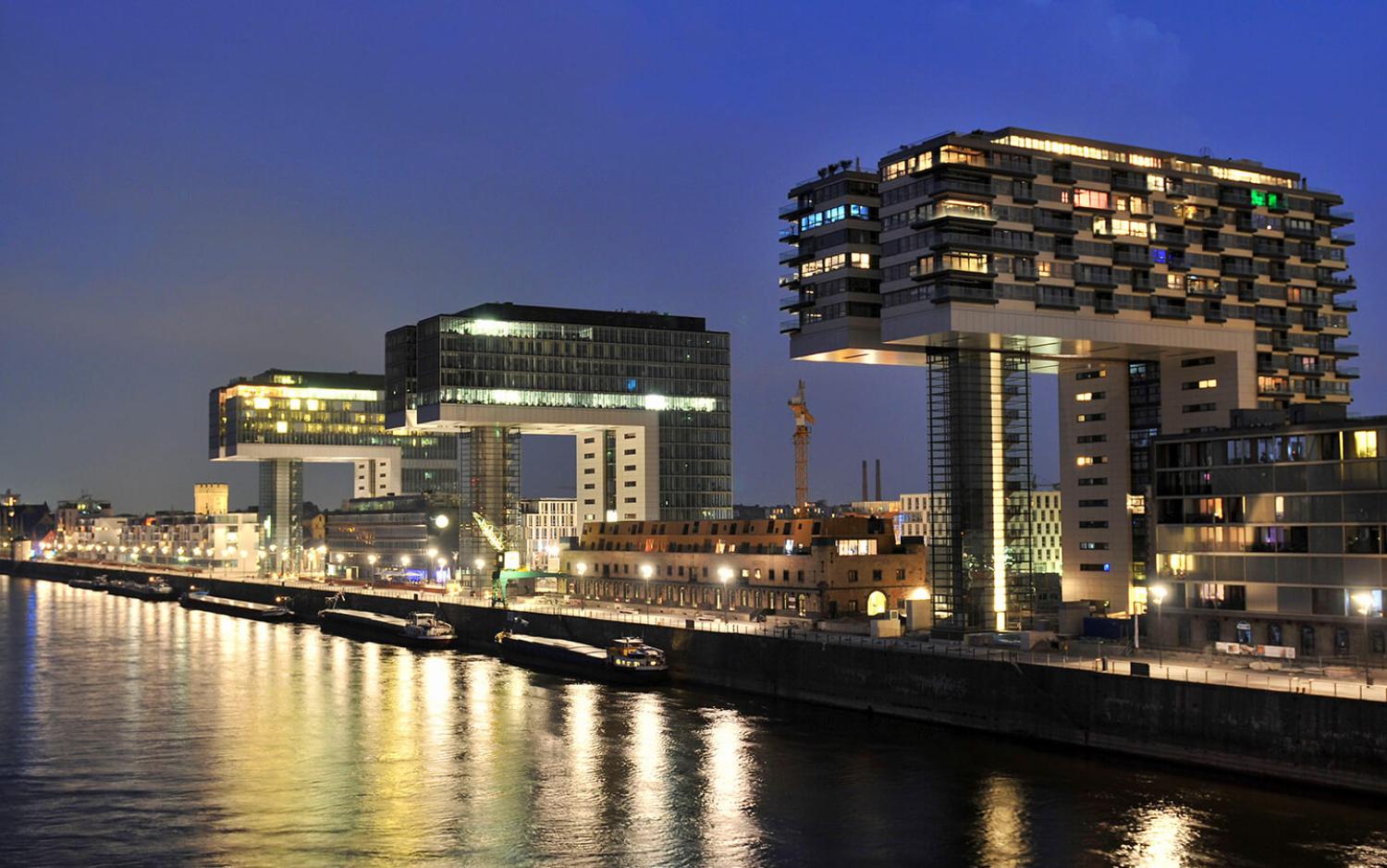Kranhäuser am südlichen Pier im Rheinau-Hafen Köln, wo CSMM neue Büroflächen für frontier economics konzipiert hat