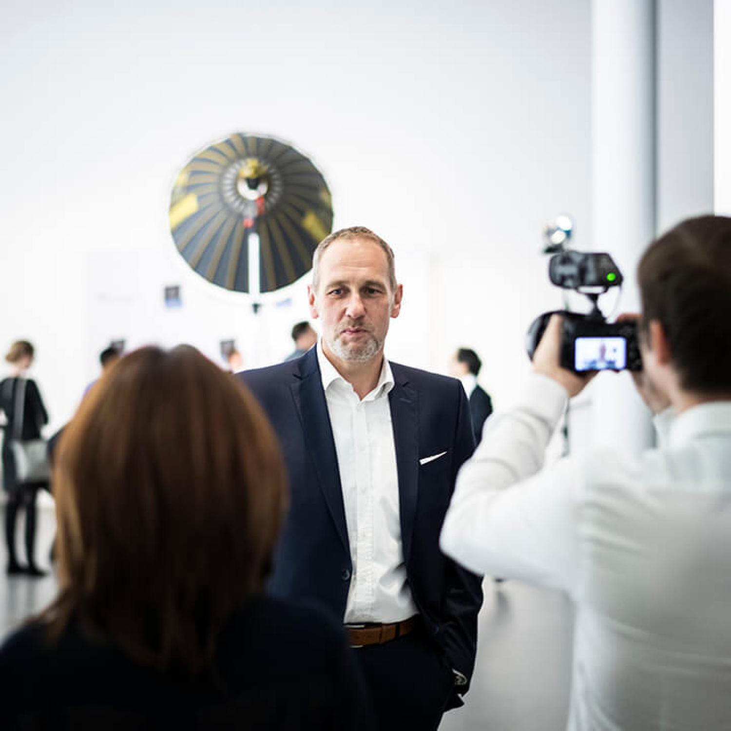 Reiner Gotschy, Vice President von BSH Hausgeräte, im Interview mit CSMM-Architekten während der Iconic-Awards-Verleihung in der Pinakothek der Moderne