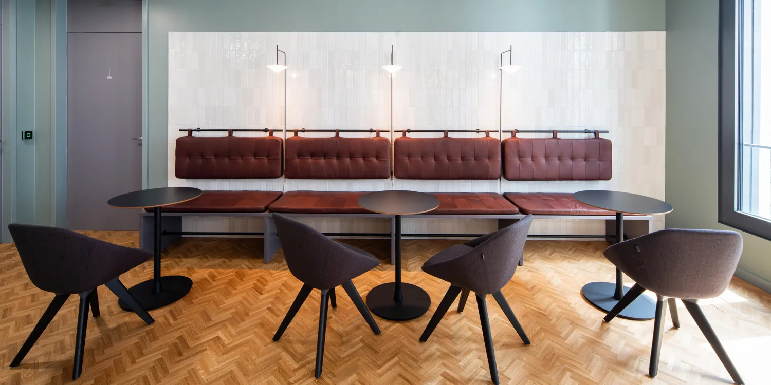 Addleshaw Goddard Frankfurt – Stilvoller Besprechungsbereich mit edlen Materialien und harmonischer Farbgestaltung.