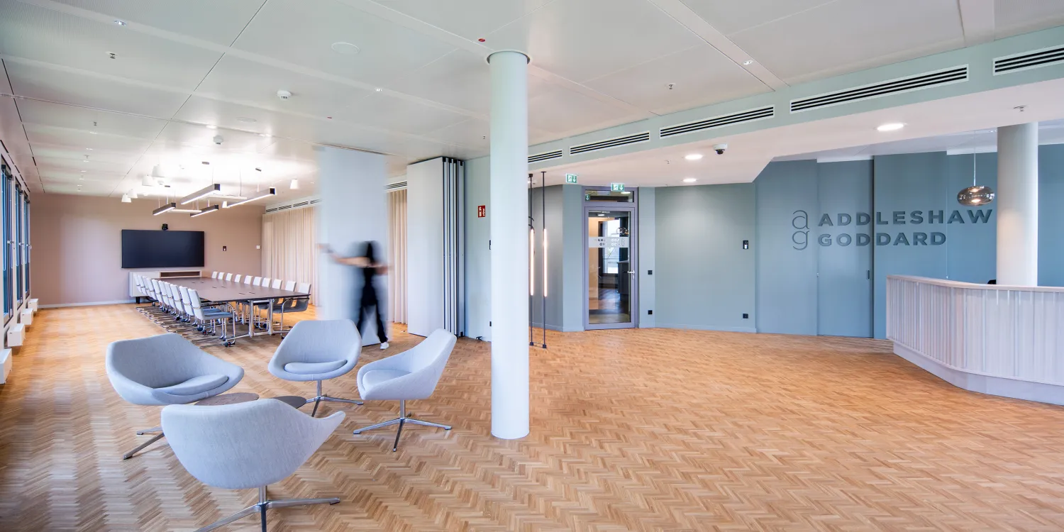 Addleshaw Goddard Frankfurt – Moderner Meetingraum mit heller Atmosphäre, flexibler Möblierung und Lounge-Bereich.