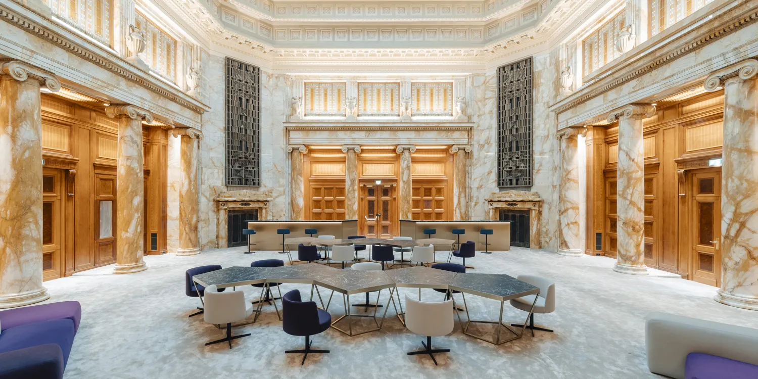 DLA Piper Wien: Großzügige Halle mit historischem Charme, Marmorsäulen und modernen Sitzbereichen