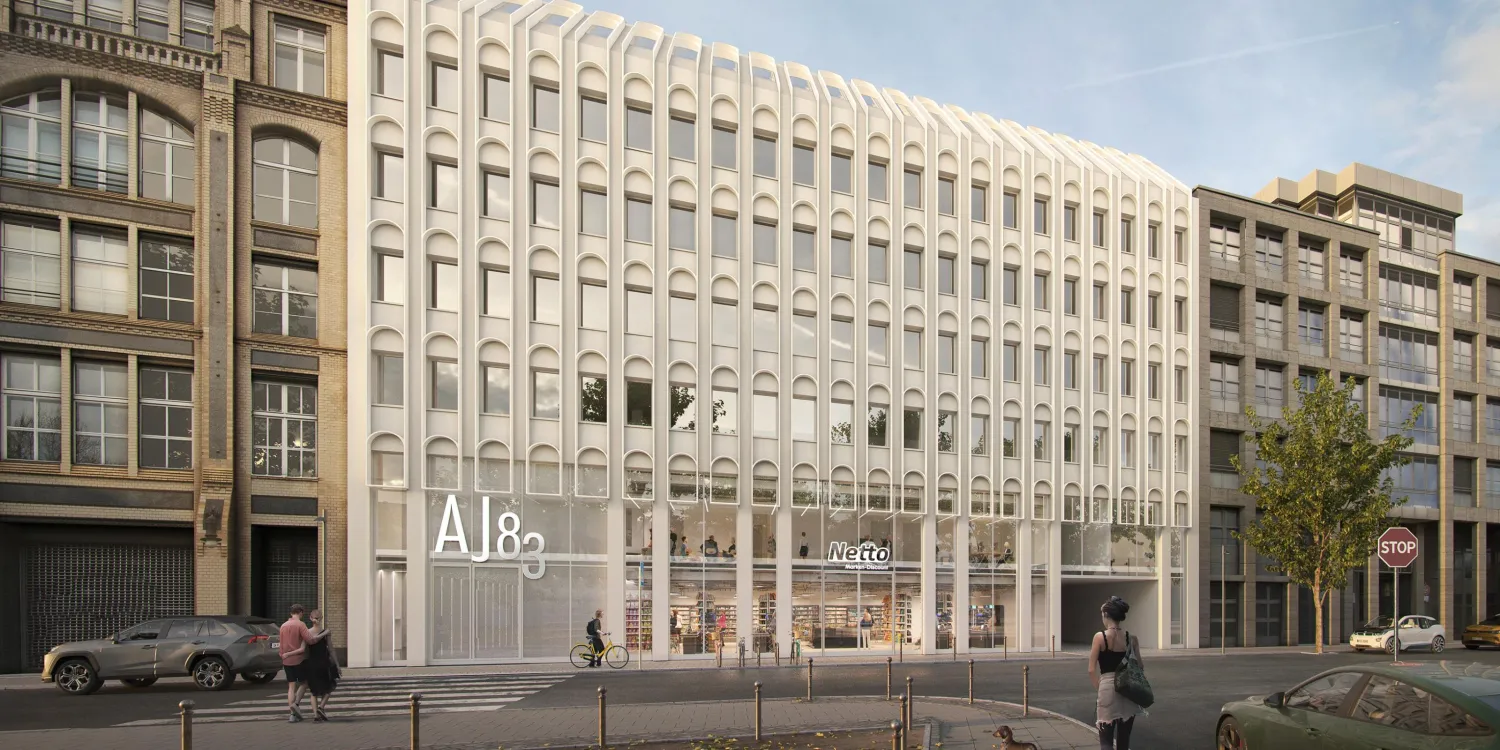 Moderne Fassade der Alte Jakobstraße mit großzügiger Verglasung, klarer Struktur und urbanem Umfeld.