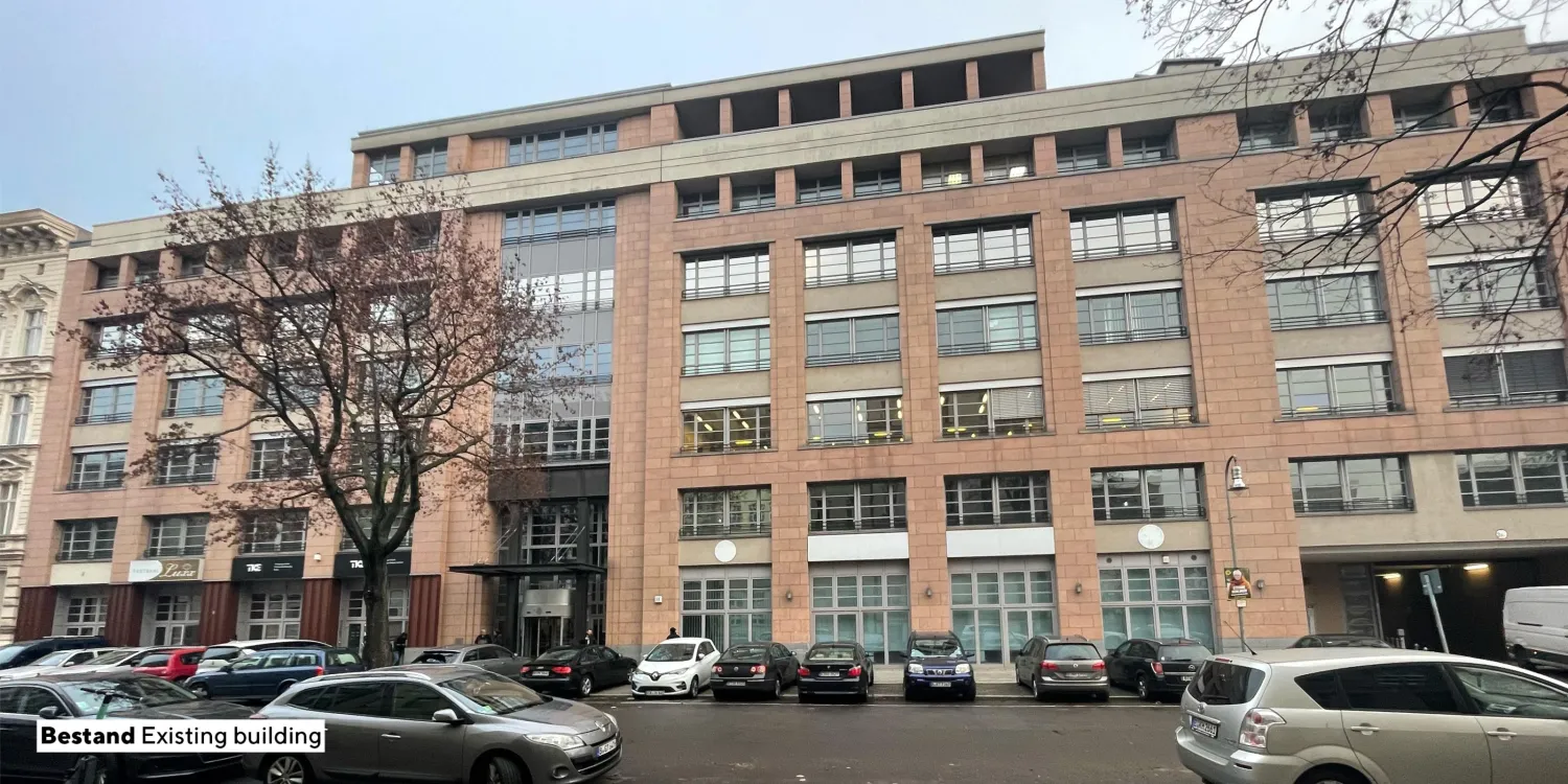 Straßenfassade der Pohlstraße Berlin mit Backsteinoptik, großen Fensterfronten und urbanem Charakter.