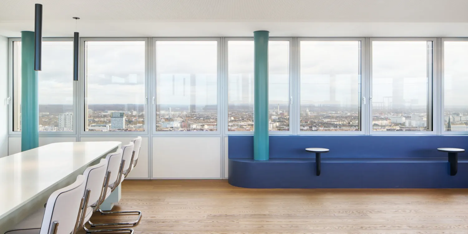 Hogan Lovells – Helle Bürofläche mit Panoramablick, moderner Sitzlandschaft und flexiblem Raumkonzept.