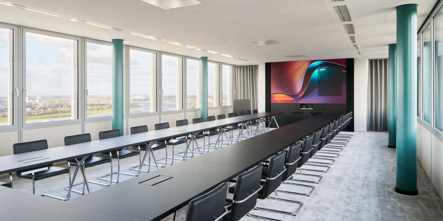 Hogan Lovells – Großzügiger Konferenzraum mit modernster Technik, Panoramafenstern und Blick auf den Rhein.