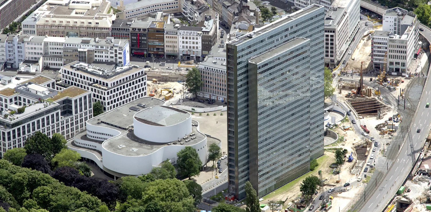 Dreischeibenhaus Düsseldorf – Ikonisches Hochhaus mit Glasfassade, neben dem Schauspielhaus gelegen.