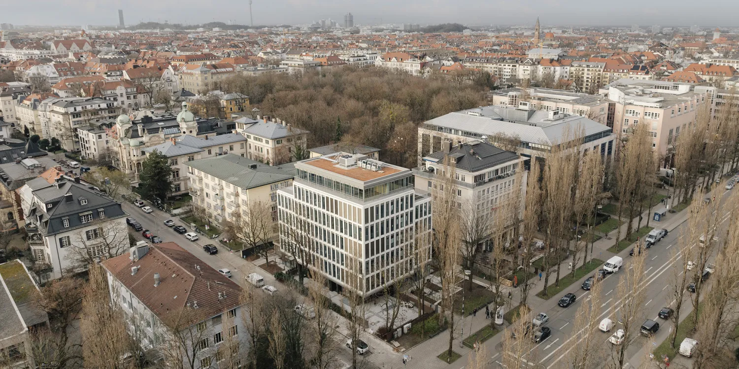 Leopoldstrasse – Ein revitalisiertes Bürogebäude mit nachhaltiger Architektur für moderne New Work Konzepte.