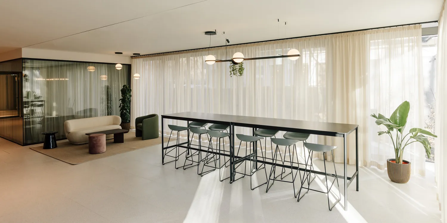 Leopoldstrasse – Helle, flexible New Work Bürogestaltung mit modernen Raumkonzepten für kreative Zusammenarbeit.