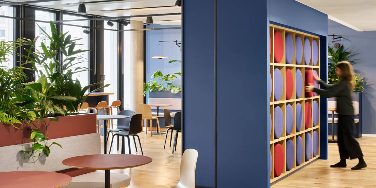 Regalsystem und Kommunikationsbereich im New Work Office