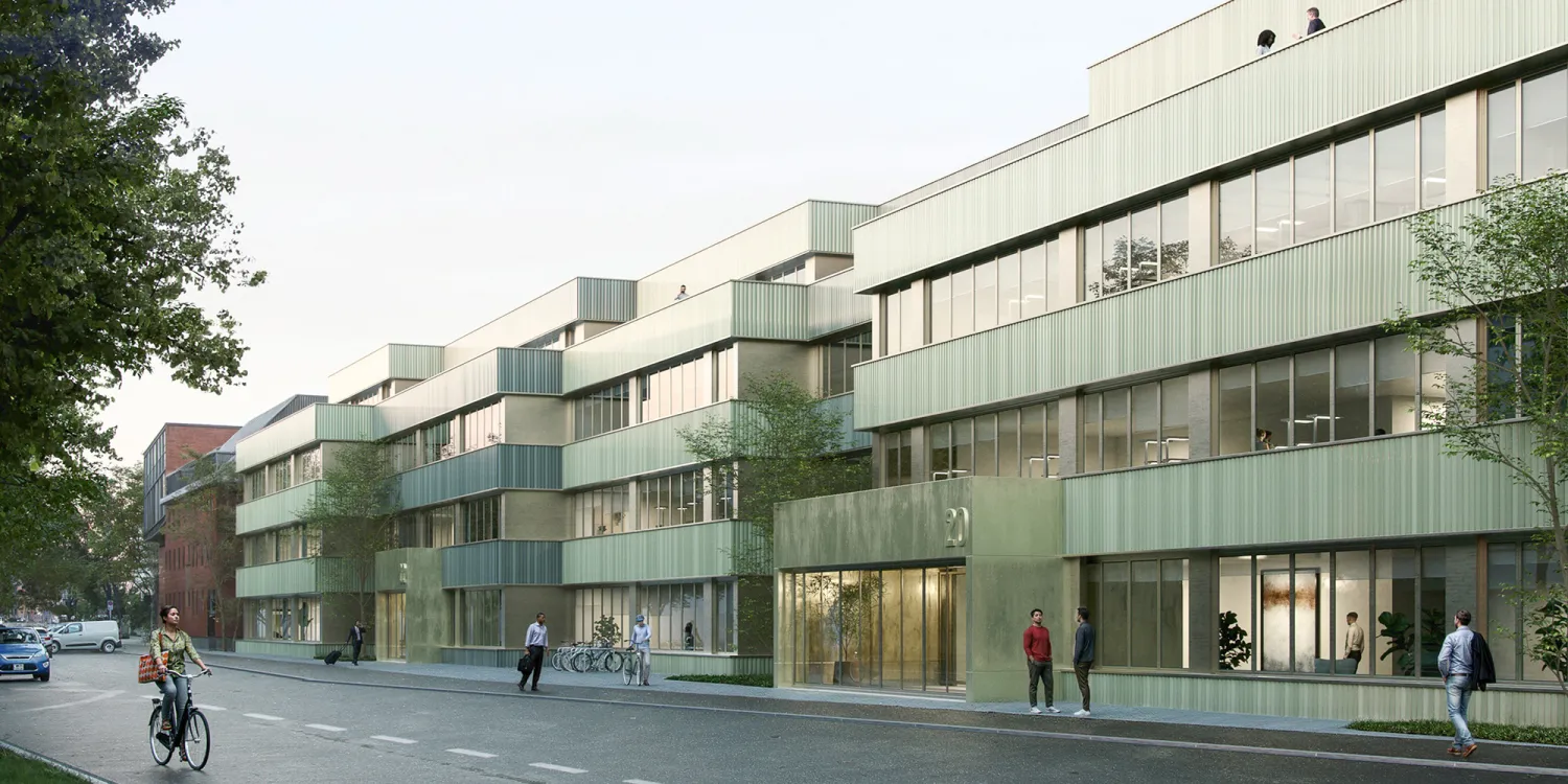 NMKT: Straßenseitige Ansicht mit grünem Fassadenband, großen Fenstern und versetzten Baukörpern.