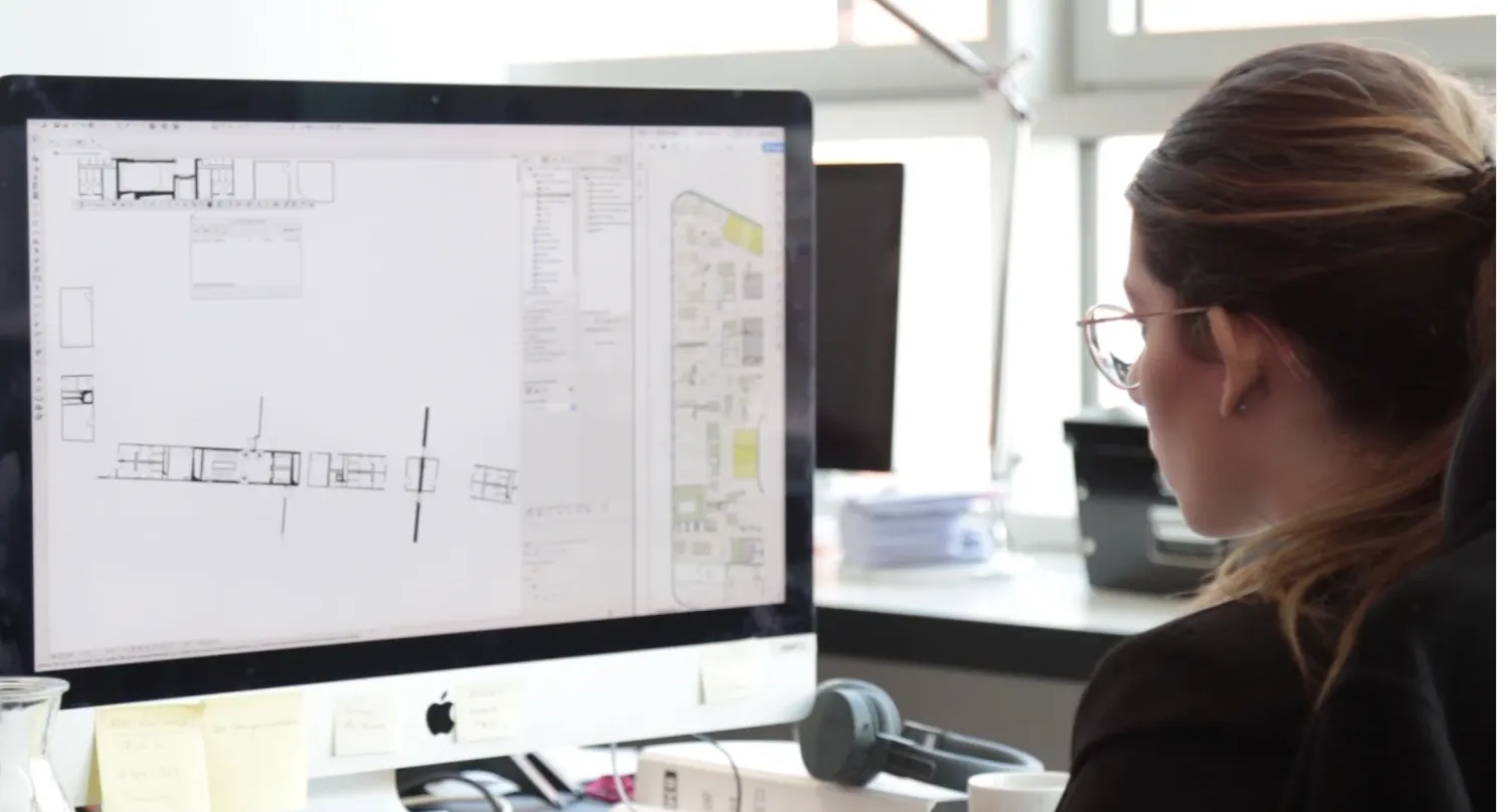 CSMM: Architektin sitzt vor dem Bildschirm und plant ein Projekt