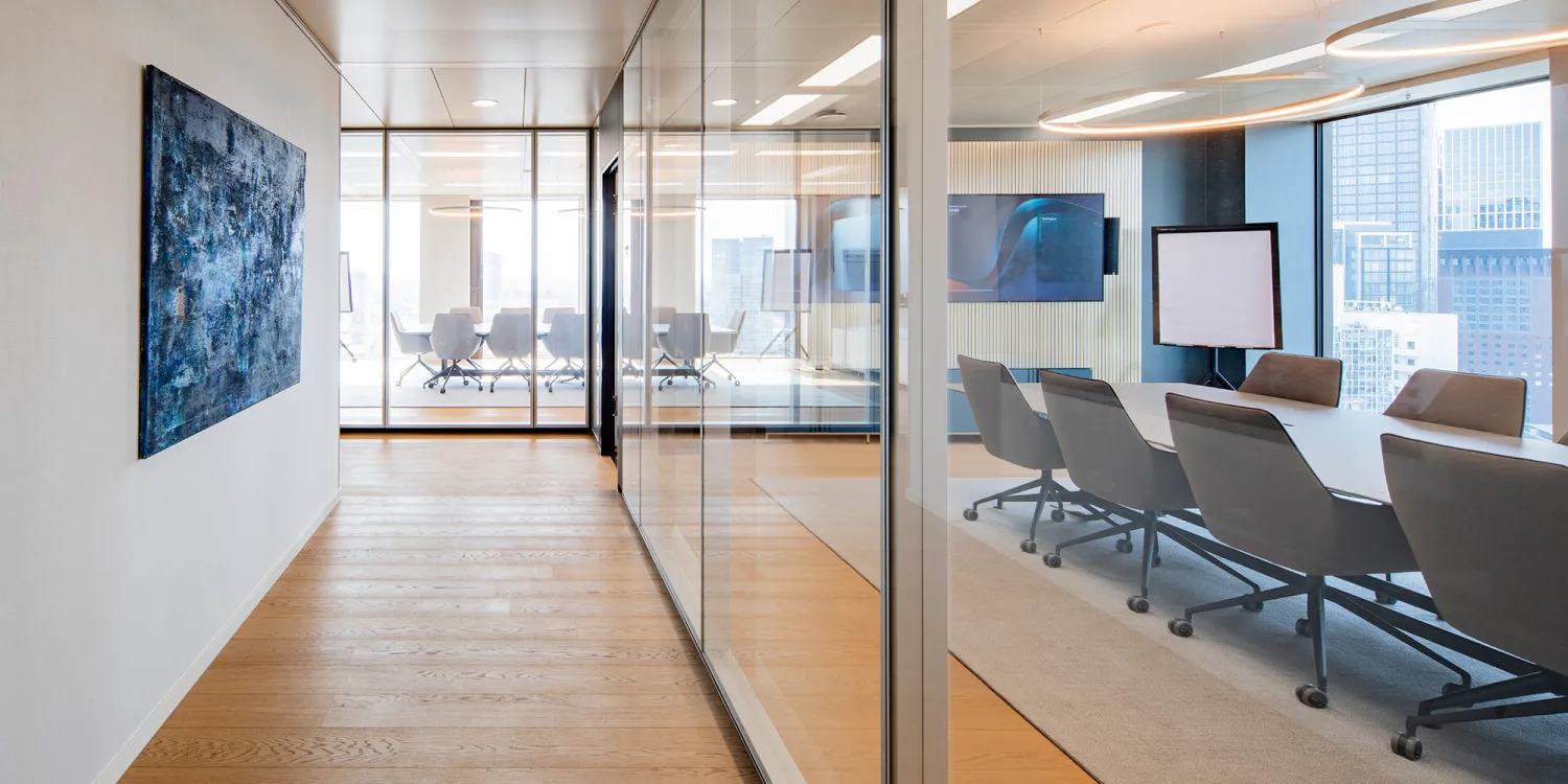 Ashurst: Transparenter Flur mit Glastrennwänden und Blick in moderne Meetingräume