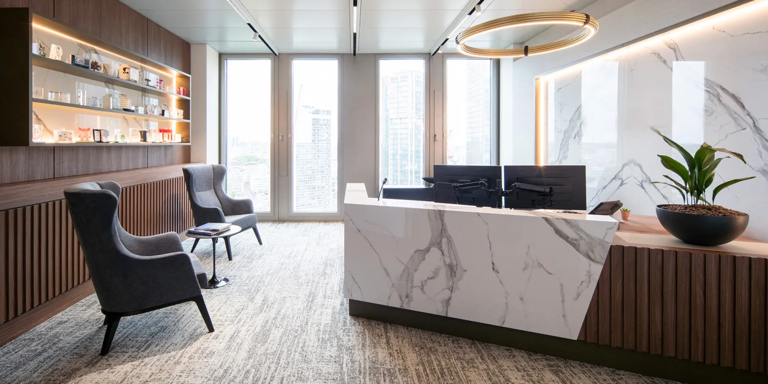 Investment Bank Firm: Moderner Empfangstresen aus weißem Marmor mit modernen Lounge Möbel.