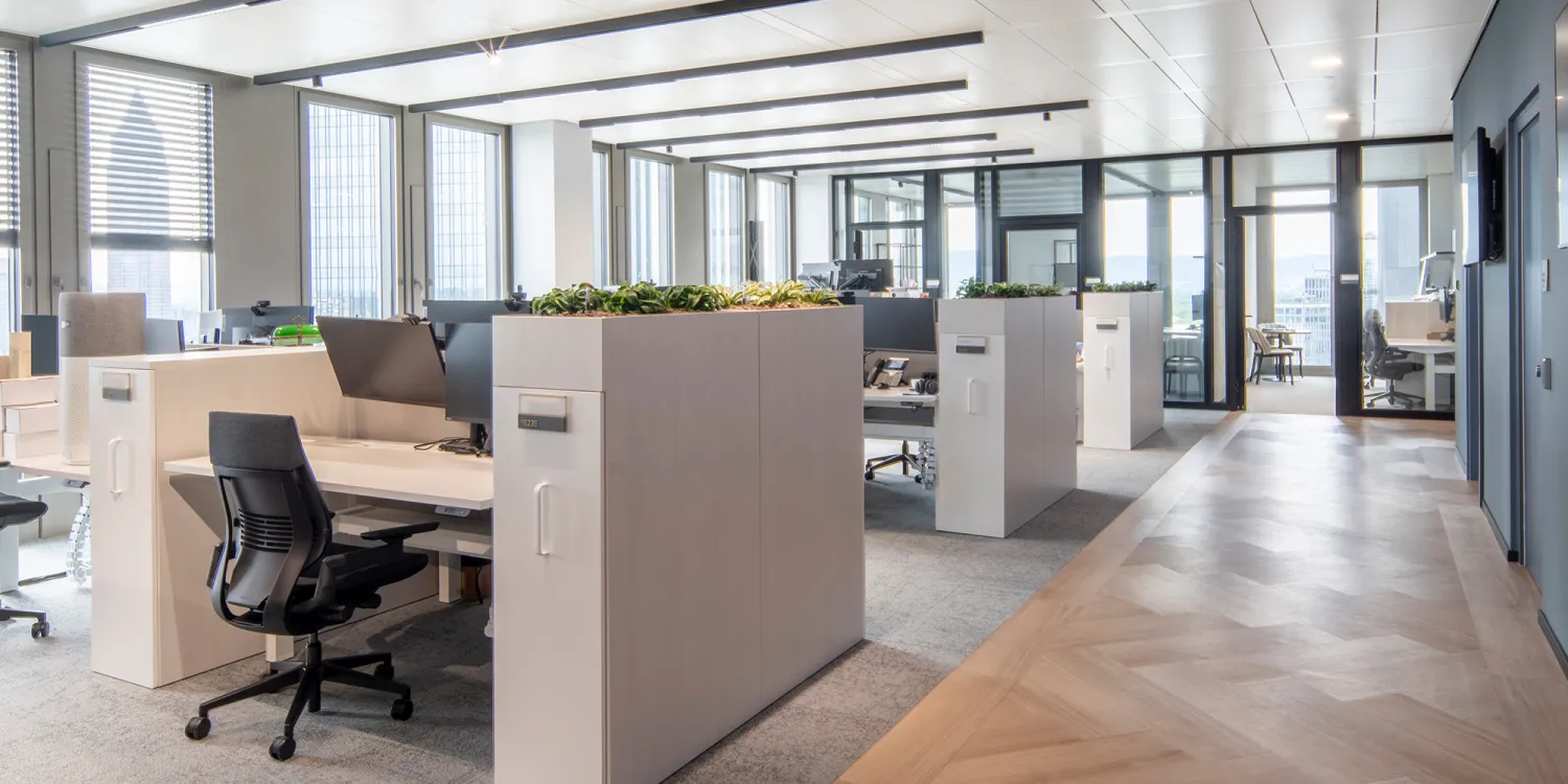 Investment Bank Firm: Modern ausgestattetes Großraumbüro mit viel Fensterfläche
