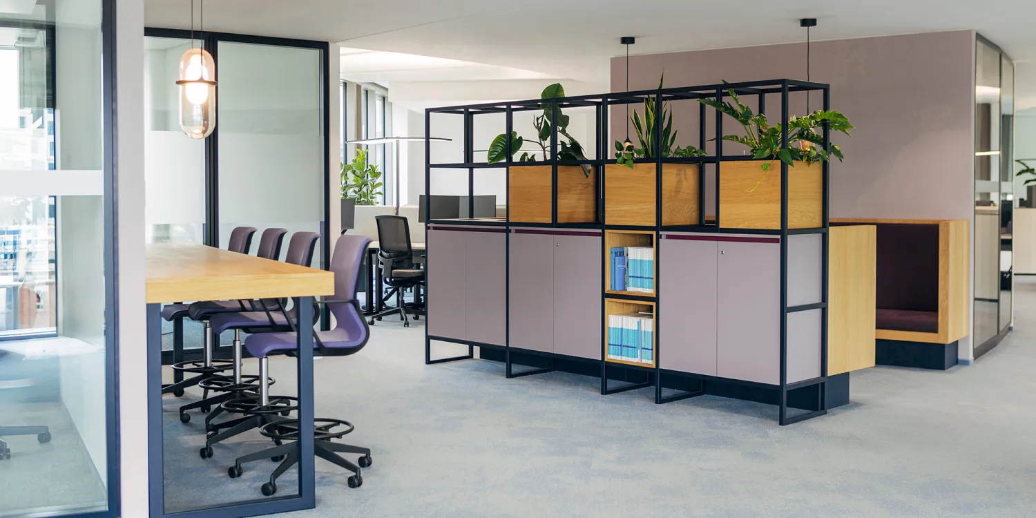 Air Liquide – offener Bürospace mit Holz- und Metallelementen sowie Schreibtisch und Stühlen.