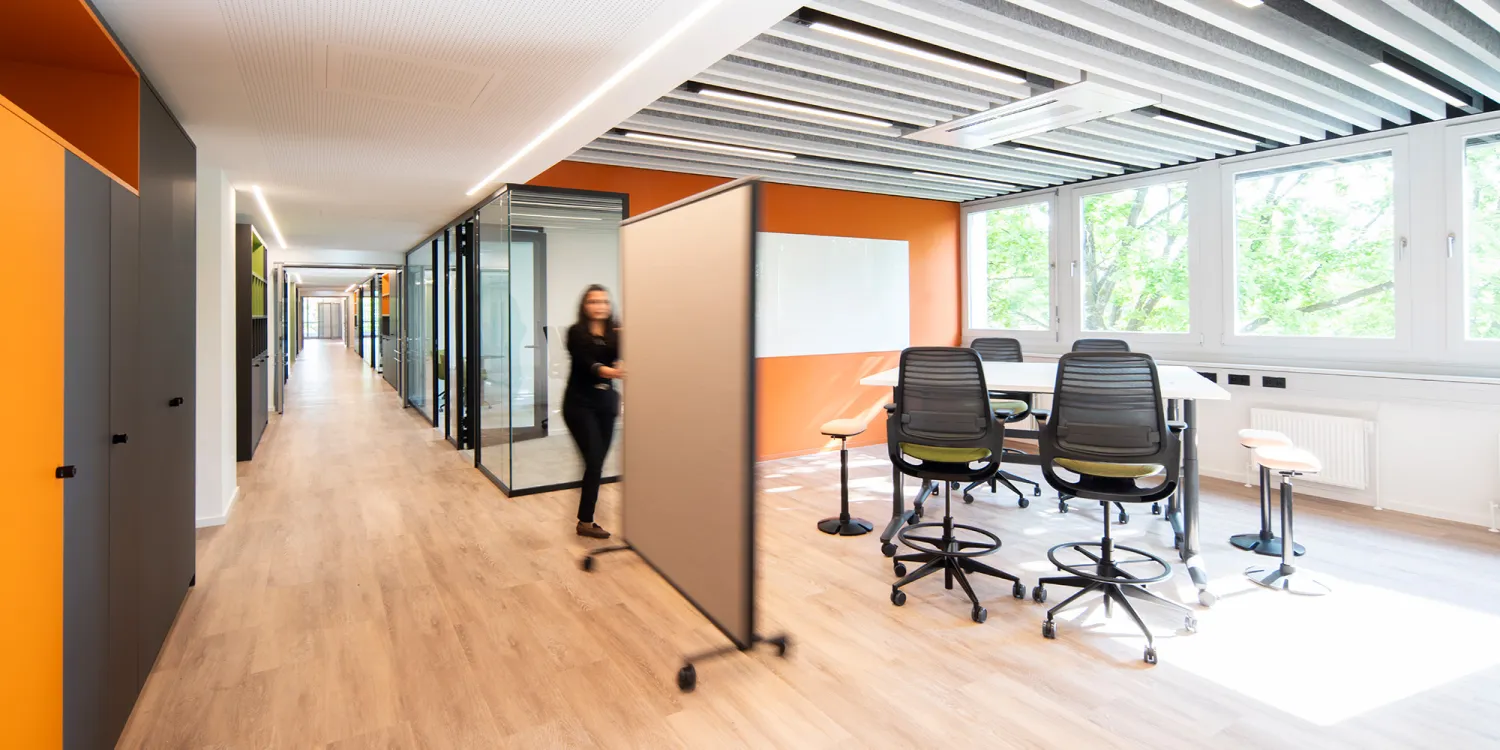 Energieunternehmen: moderner offener Open Space mit mobilen Trennwänden.