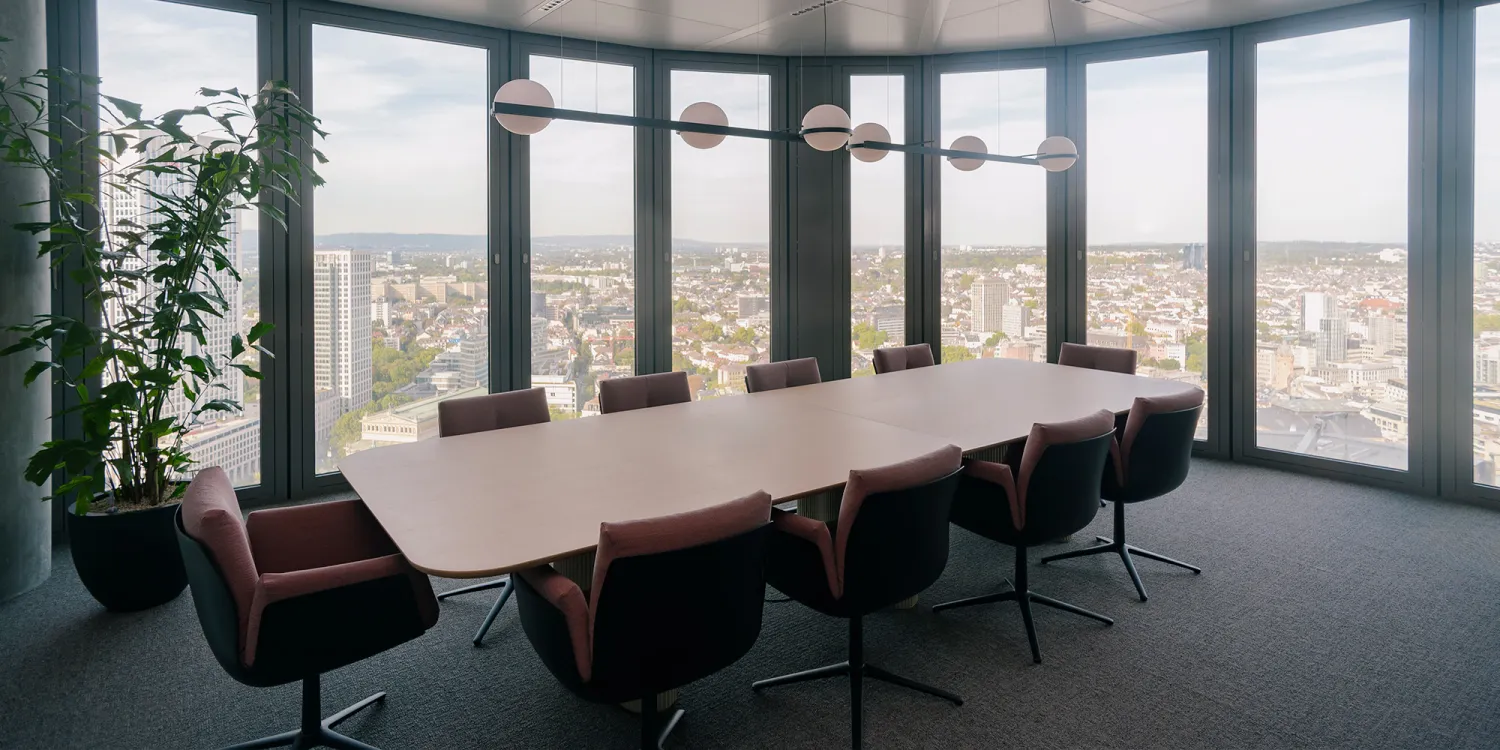 Wirtschaftskanzlei– Bürointerieur: Blick in ein modernes Besprechungszimmer mit viel Glasfläche.