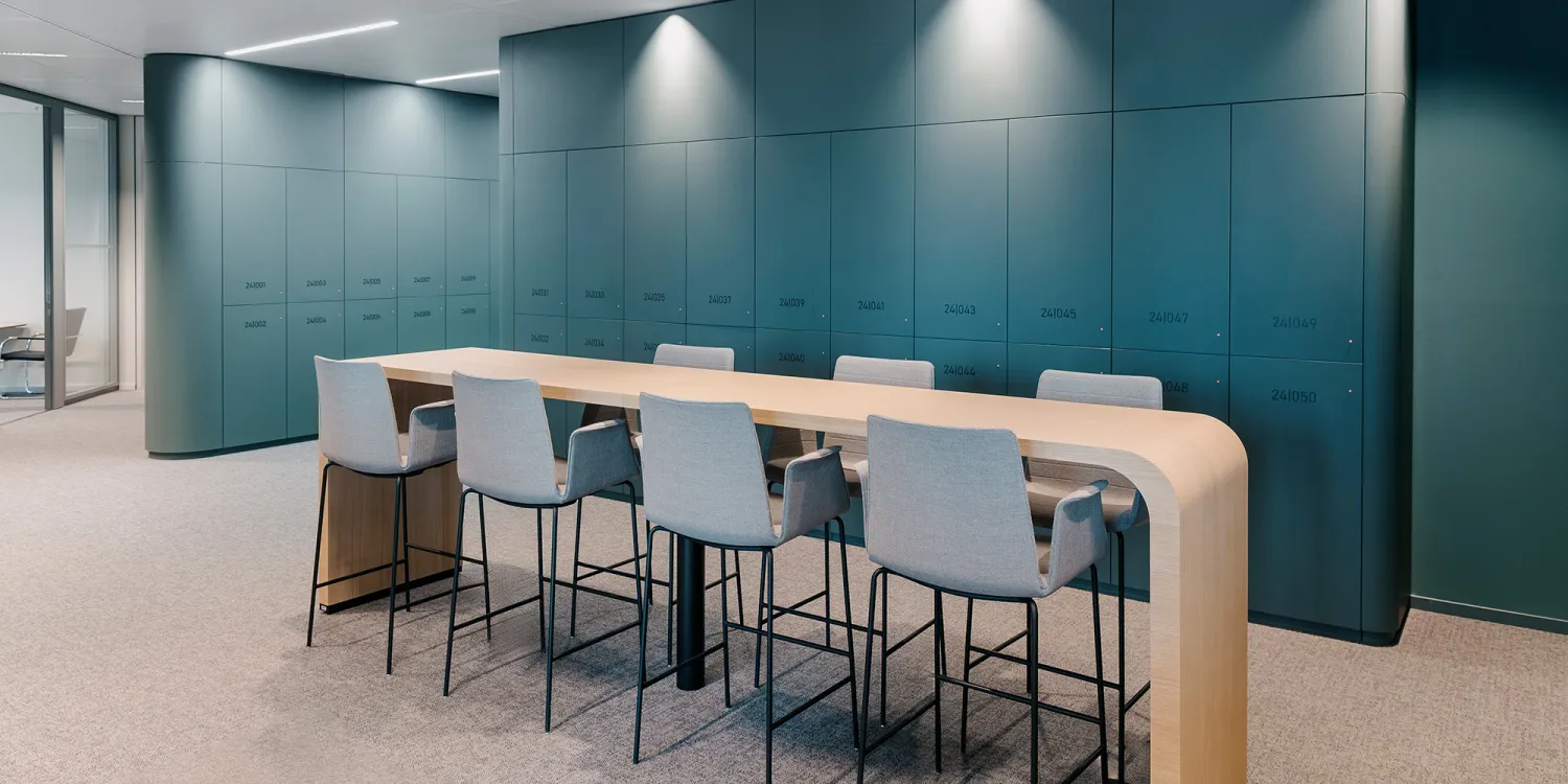 Wirtschaftskanzlei – Bürointerieur: Blick in ein modernes Büro mit großem Tresen als Besprechungszone