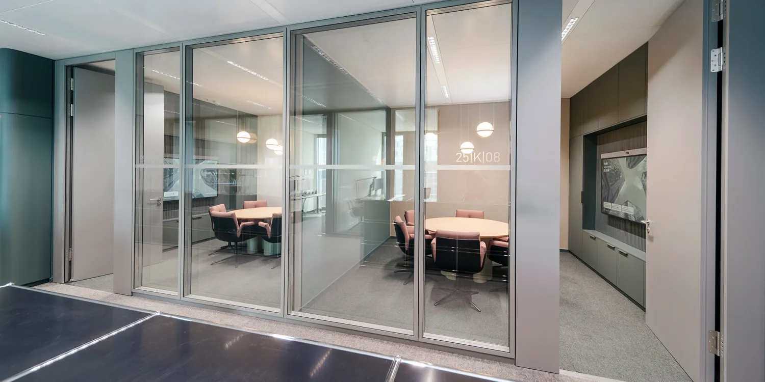 Wirtschaftskanzlei: Blick von aussen in 2 moderne Besprechungszimmer getrennt durch Glaswände