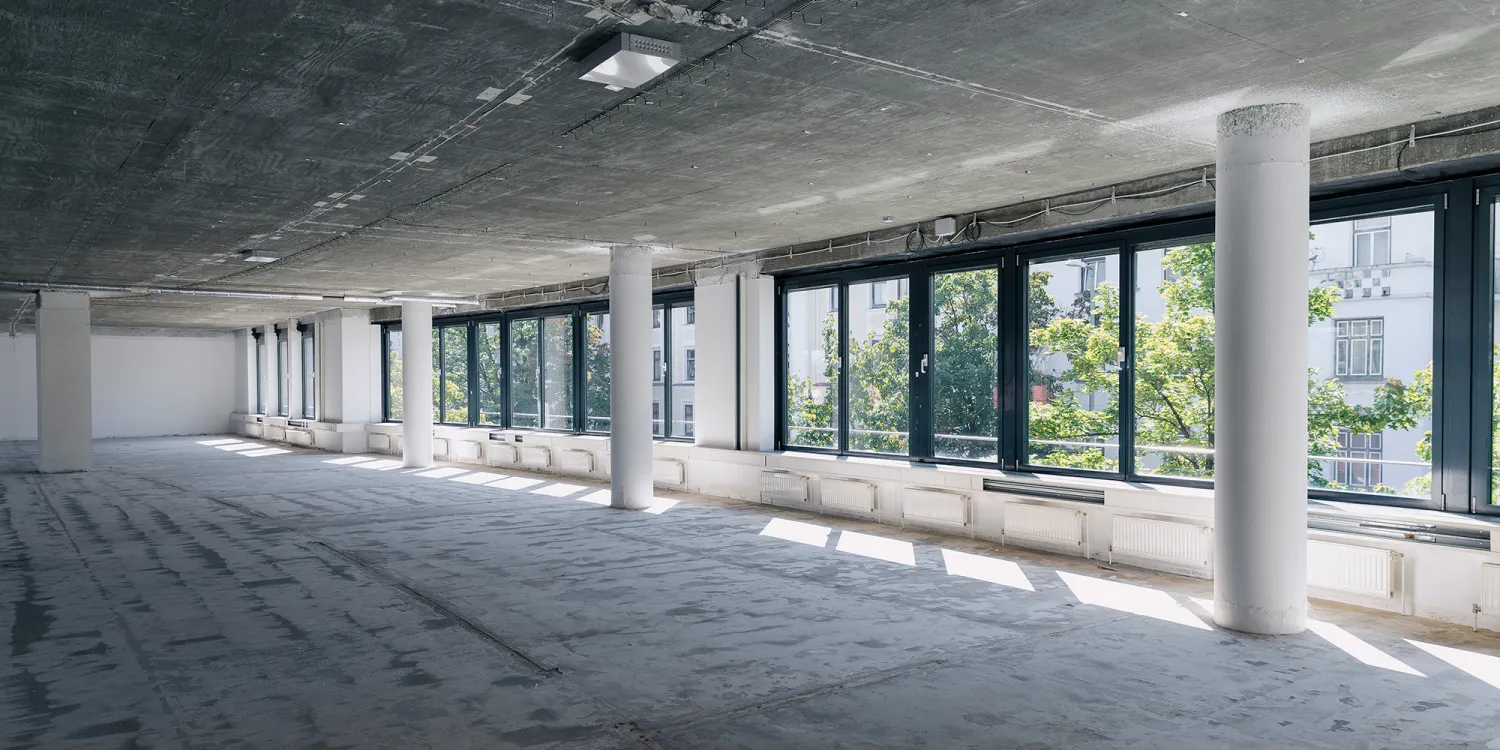 Elsenheimerstraße – leerstehendes Geschoss mit Säulen und großer Fensterfront