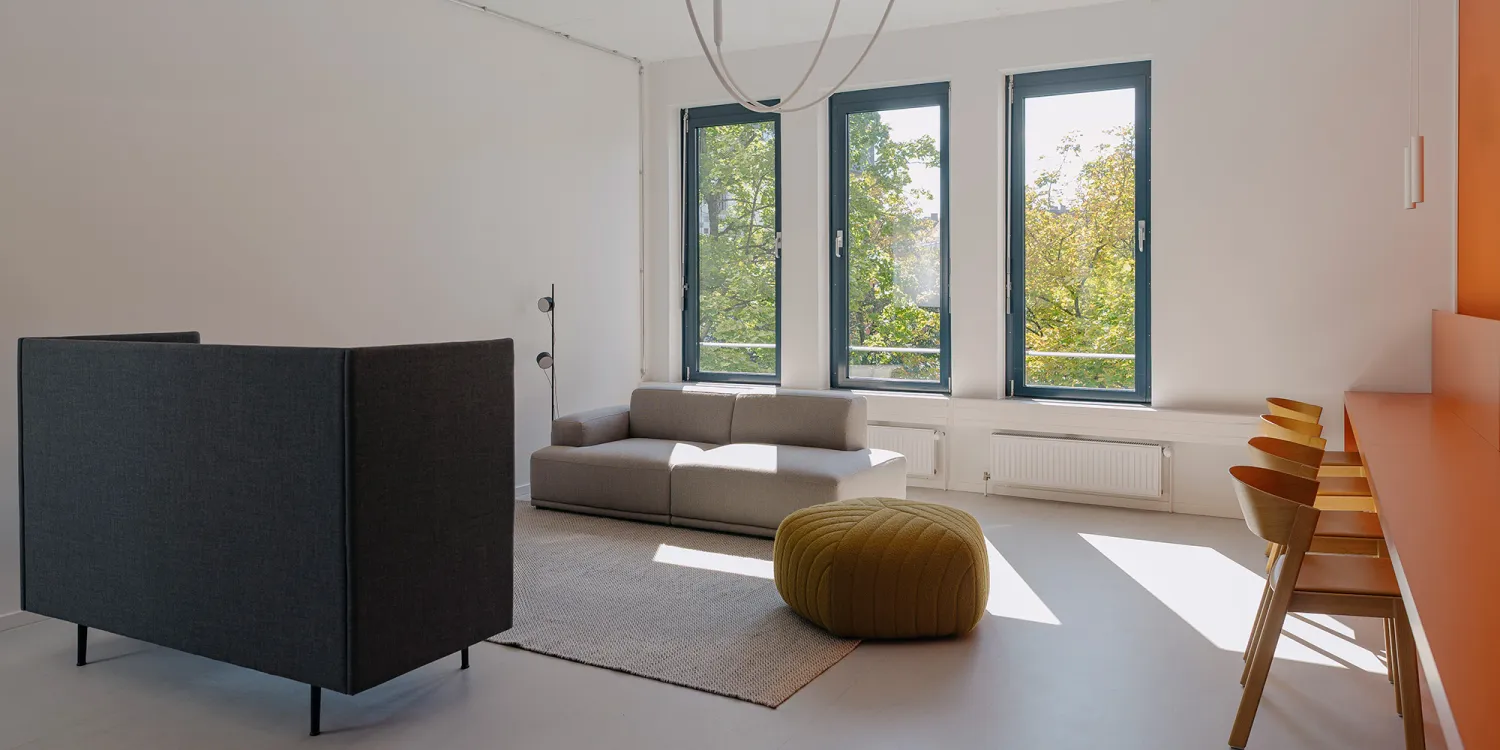 Elsenheimerstraße – möblierter Bereich mit Esstisch, Couch und Sitzmöbel