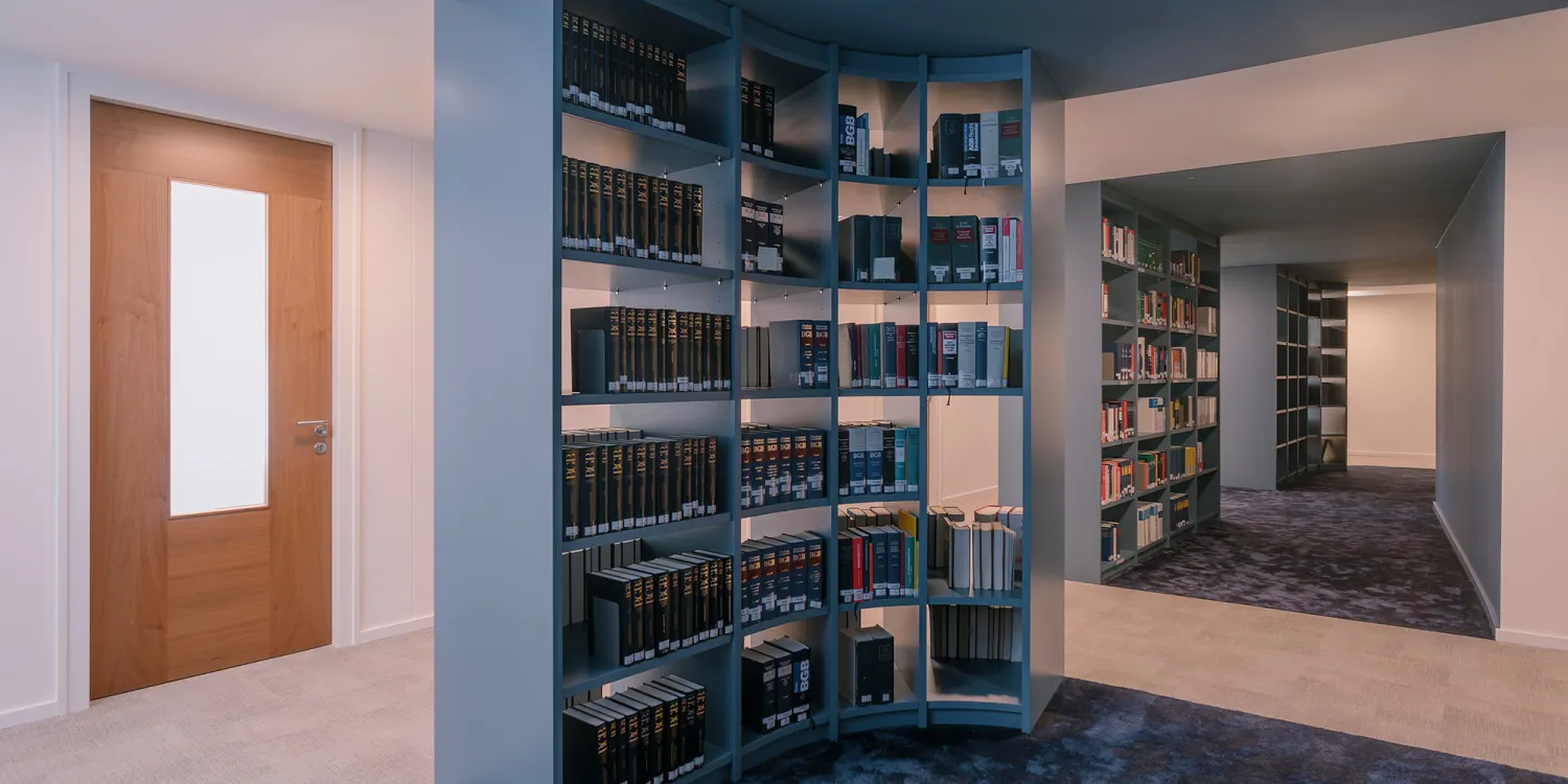 Linklaters Berlin: integrierte Bibliothek als Raumteiler.