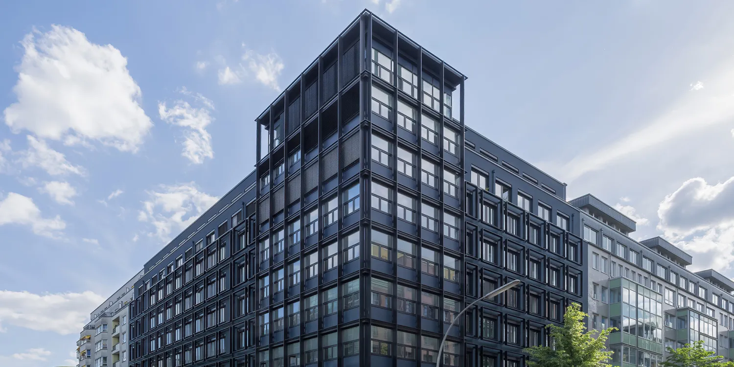 Markgrafenstrasse 62 Berlin: moderne Aussenfassade mit dunkler Verkleidung.