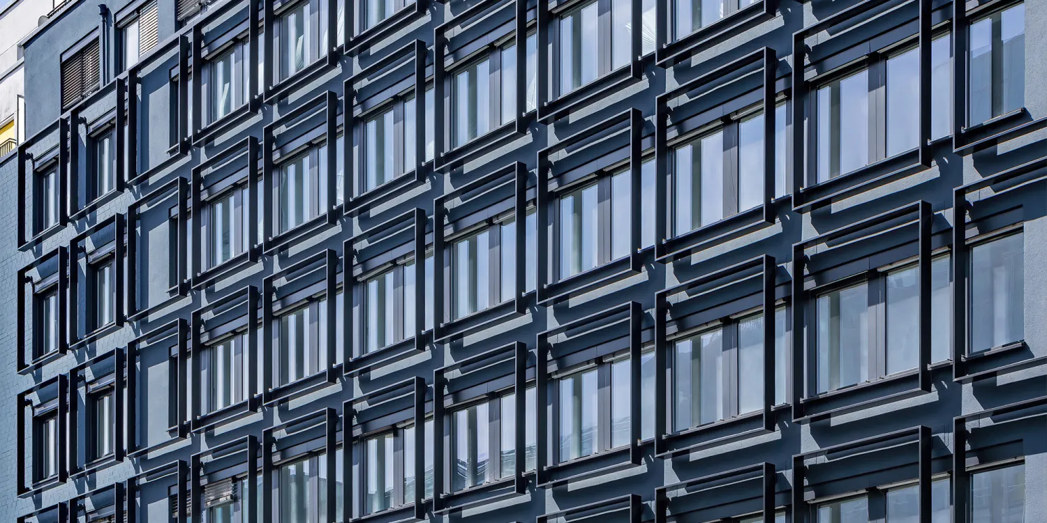 Markgrafenstrasse 62 Berlin: moderne Aussenfassade mit dunkler Verkleidung.