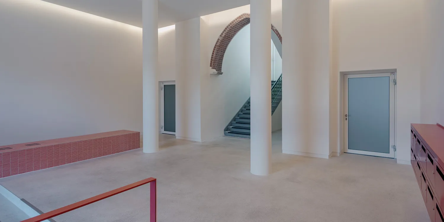 Tempelhofer Ufer – Treppenhaus mit Spitzbogen und klarer, heller Raumwirkung