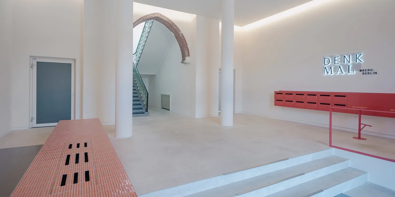 Tempelhofer Ufer – Treppenhaus mit Spitzbogen und klarer, heller Raumwirkung