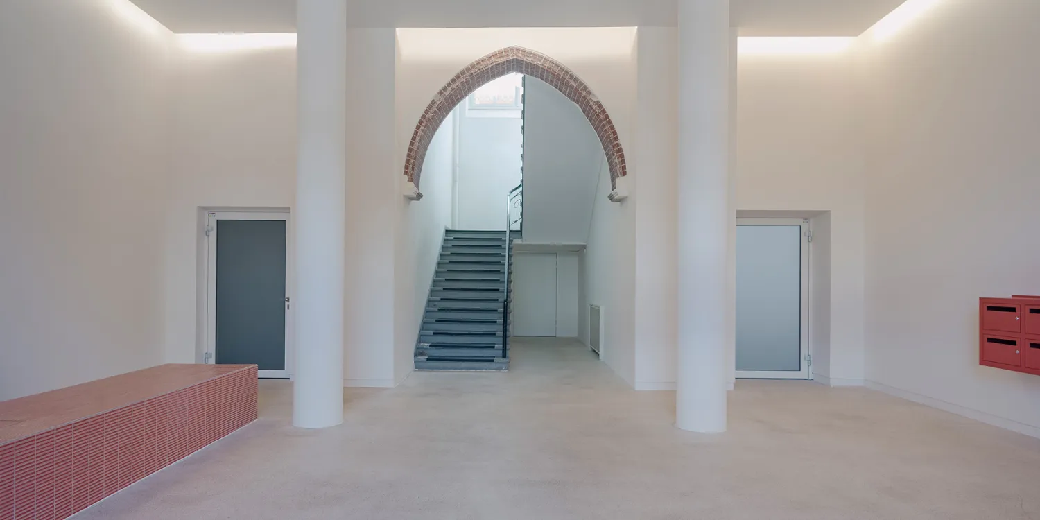 Tempelhofer Ufer – Treppenhaus mit Spitzbogen und klarer, heller Raumwirkung