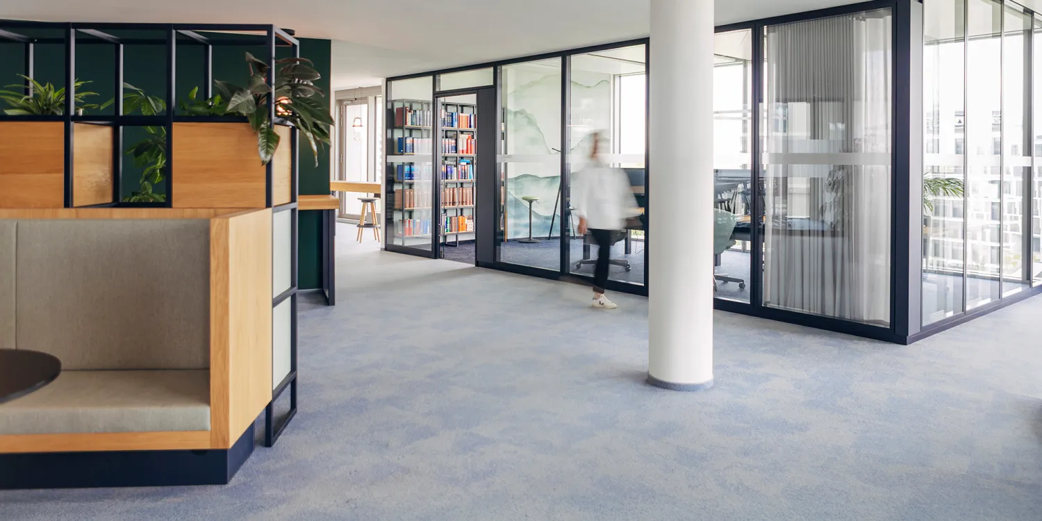 CSMM gestaltet agiles Raumkonzept für Air Liquide: offenes Raumkonzept mit Besprechungsräumen mit Glaswänden getrennt.