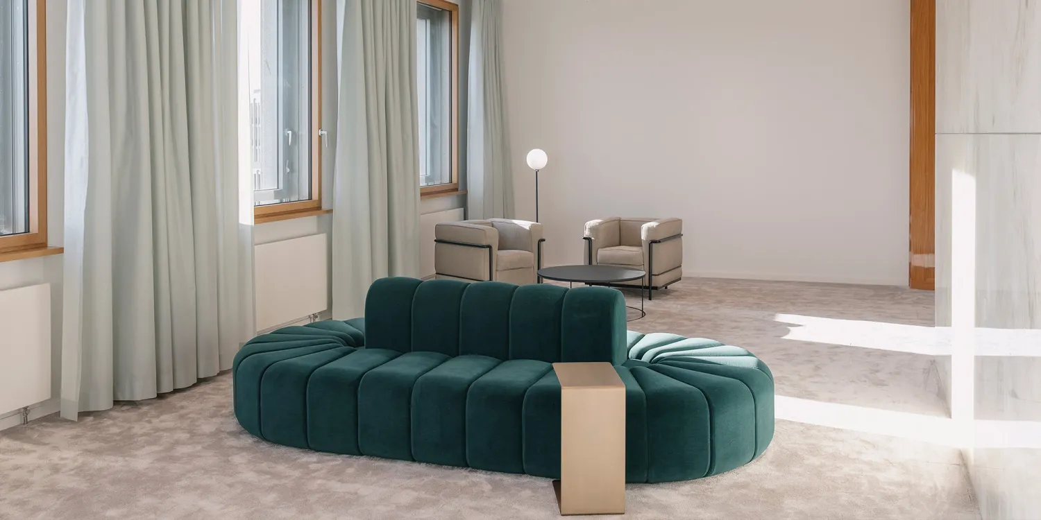 Berliner Linklaters-Office: eleganter Empfangsbereich mit runder Couch zum Verweilen.