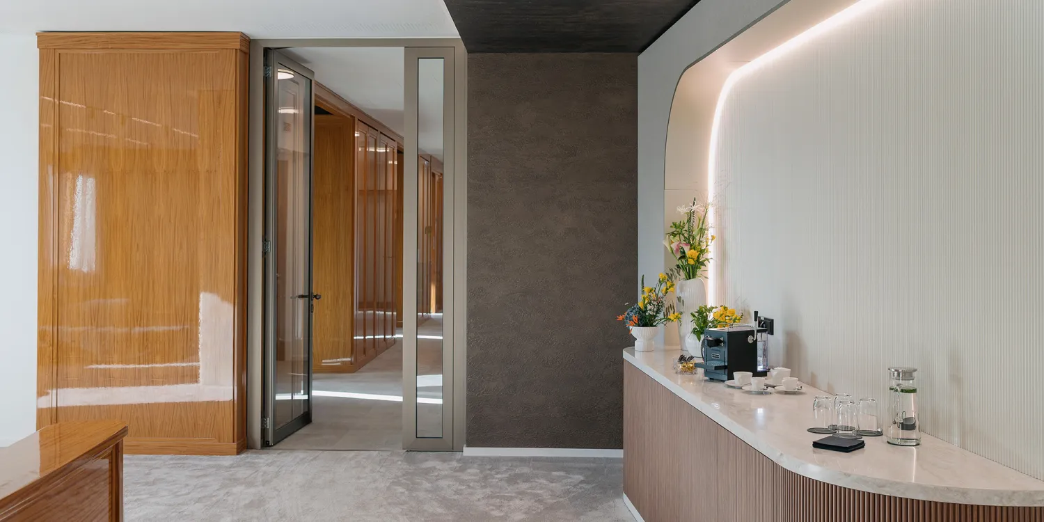 Berliner Linklaters-Office: eleganter Empfangsbereich mit Sideboard
