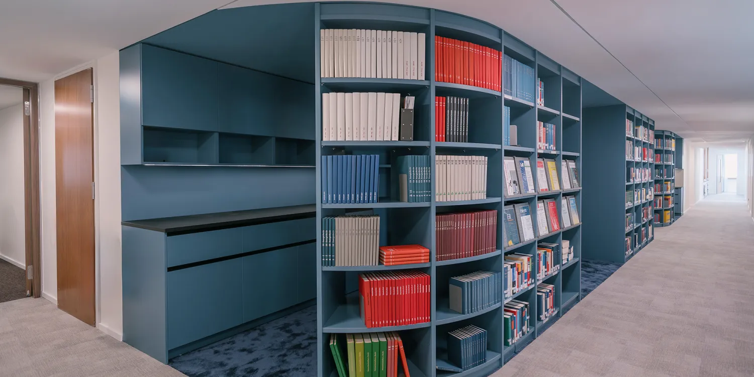 Berliner Linklaters-Office: großes blaues Bücherregal als Raumtrenner.