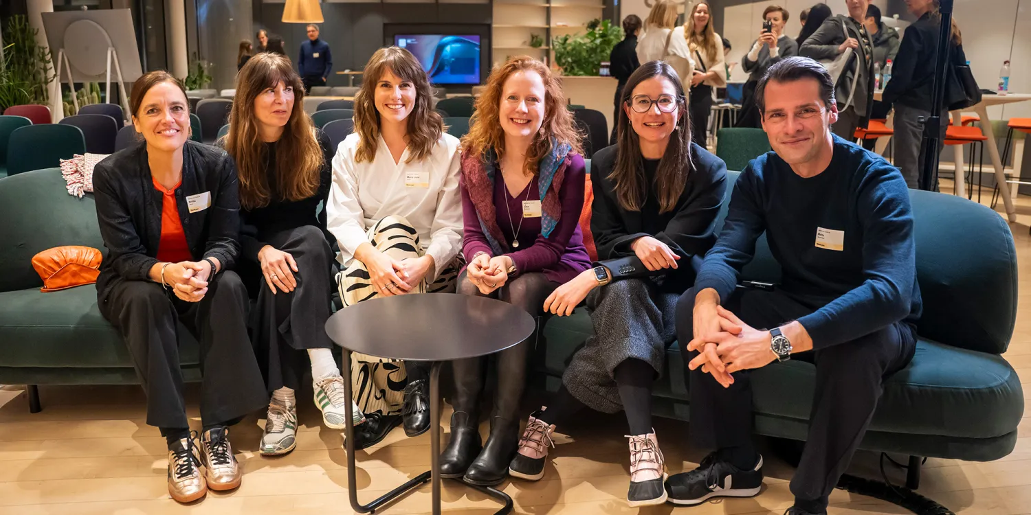 Ruffini on Tour: Alle geladenen Sprecher sitzen gemeinsam auf einer Couch