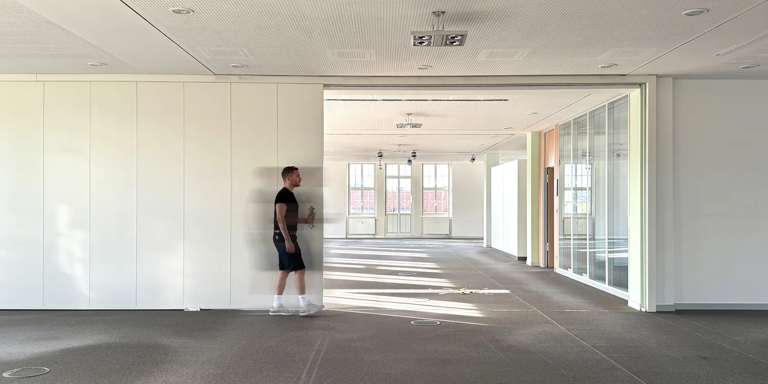 Office Relocation: Große Schiebetür als Raumteiler