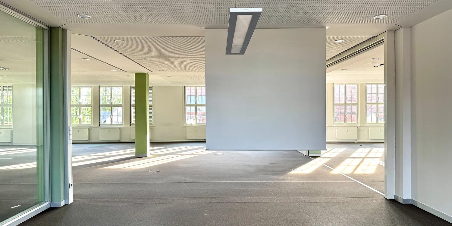 Office Relocation: Großer Raum mit Screen von der Decke