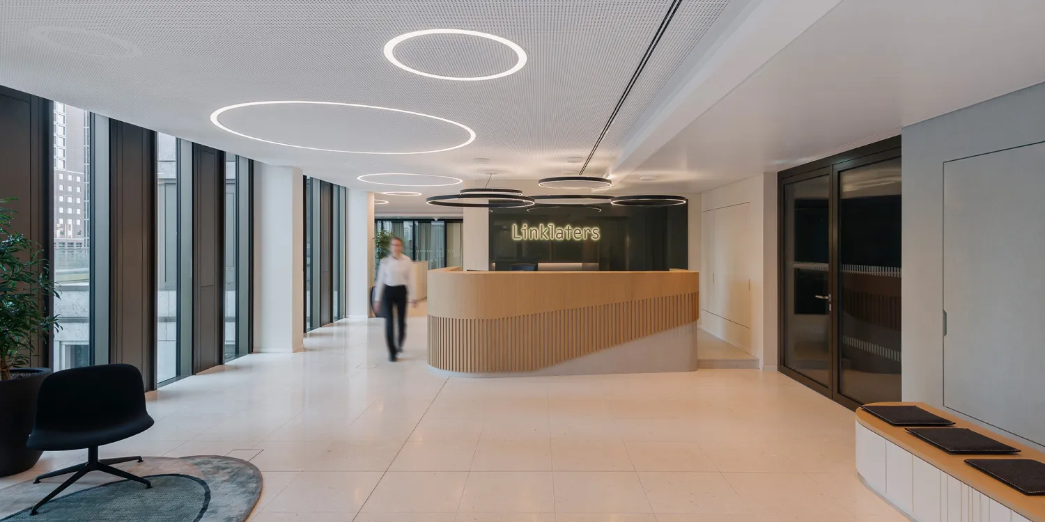 Linklaters Frankfurt: heller moderner Empfangsbereich mit Tresen und runden Lampen an der Decke