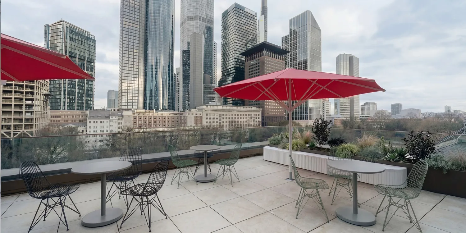 Linklaters Frankfurt: offene Dachterrasse mit Blick auf die Skyline von Frankfurt.