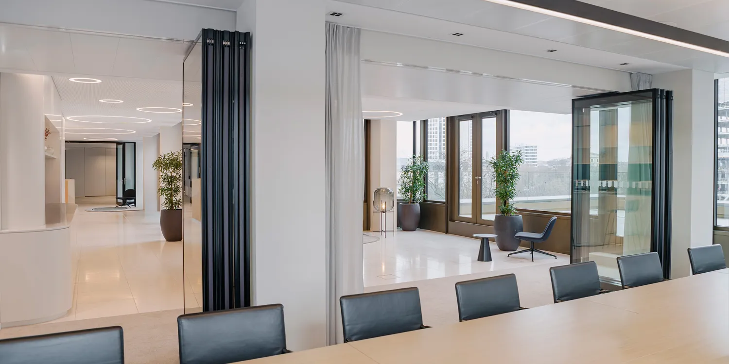 Linklaters Frankfurt: heller moderner Besprechungsraum mit schwenkbaren Raumteilern aus Glas.