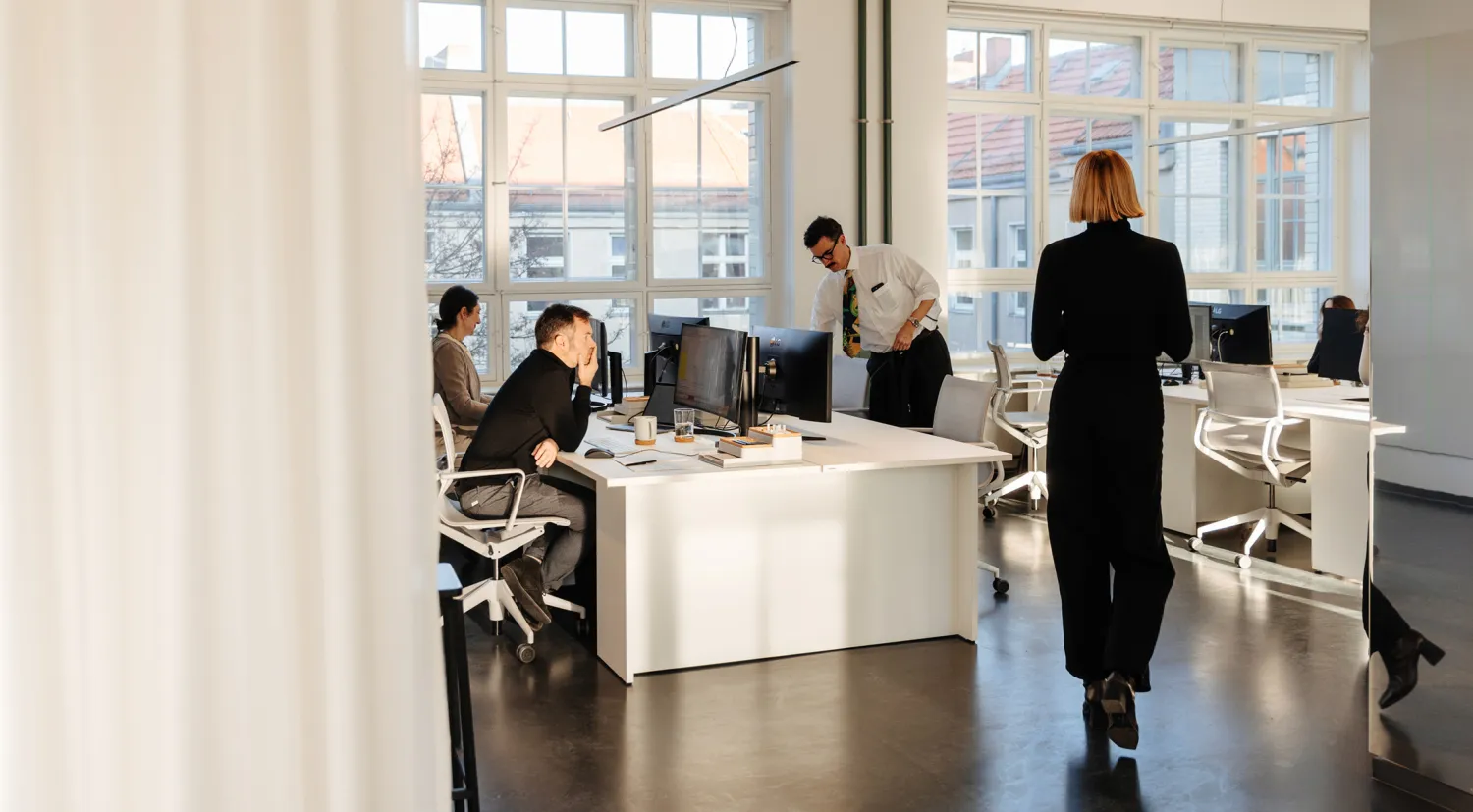 CSMM Berlin: Mitarbeiter in einem Raum mit Schreibtischen und Monitoren