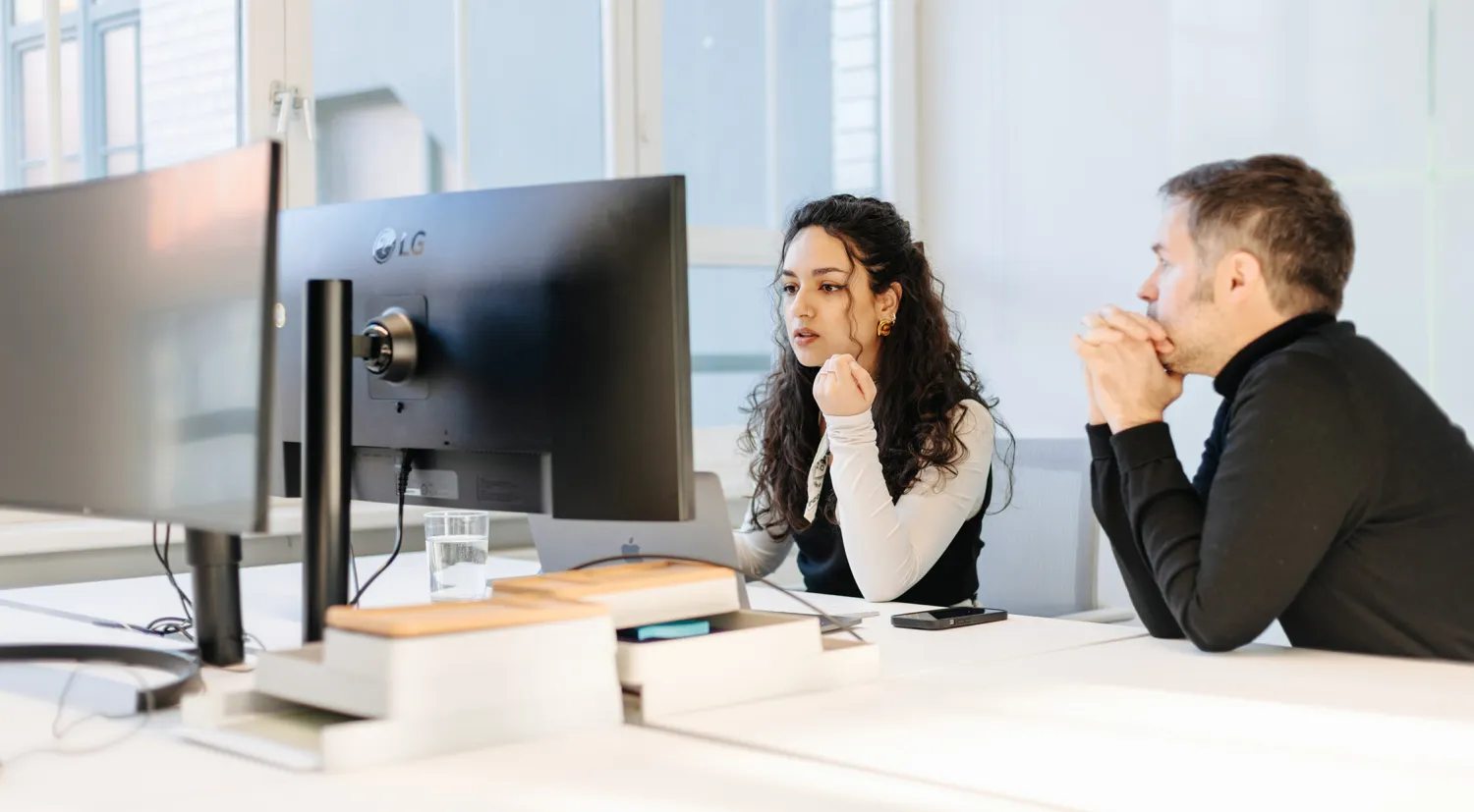 CSMM Berlin: Mitarbeiter vor einem Bildschirm