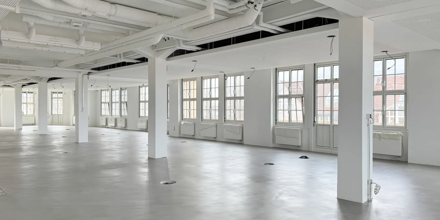 Office Relocation: Großer Raum mit Screen von der Decke