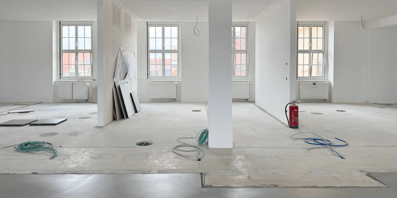 Office Relocation: Großer Raum mit Screen von der Decke