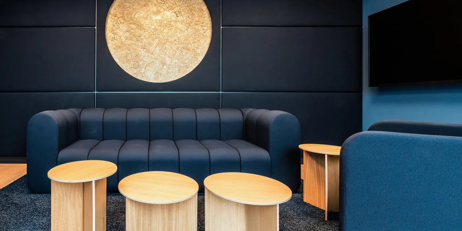 BFV Office4you – Lounge mit blauen Barhockern und offener Technikdecke