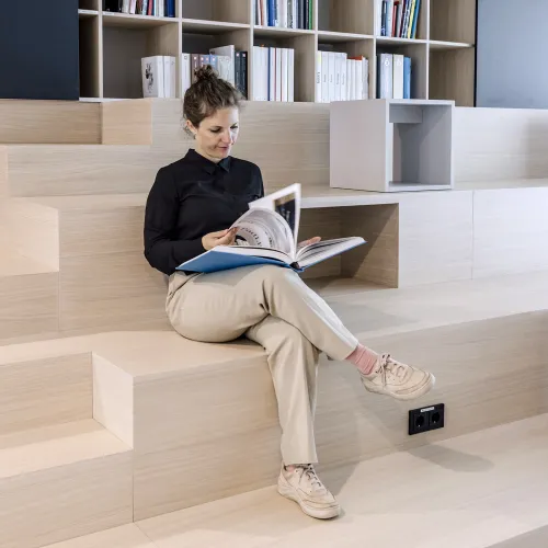 BSH – Moderne Bibliothekslandschaft mit moderner Sitztreppe als inspirierender Ort für Austausch und Rückzug.